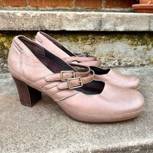 Women’s Clarks Artisan size 9W Mary Jane dance shoes Leather Light Brown gray